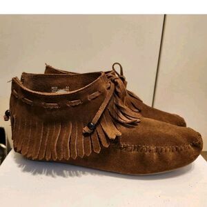 Minnetonka Brown Suede Fringe Hard Soles Zip Back Moccasin Booties Sz.9.5 $125